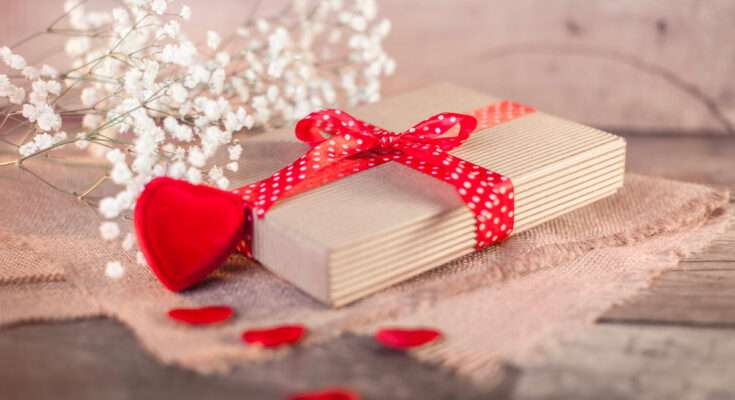 Libro chiuso avvolto con un nastro rosso a pois