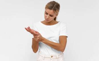 donna che si gratta il palmo della mano